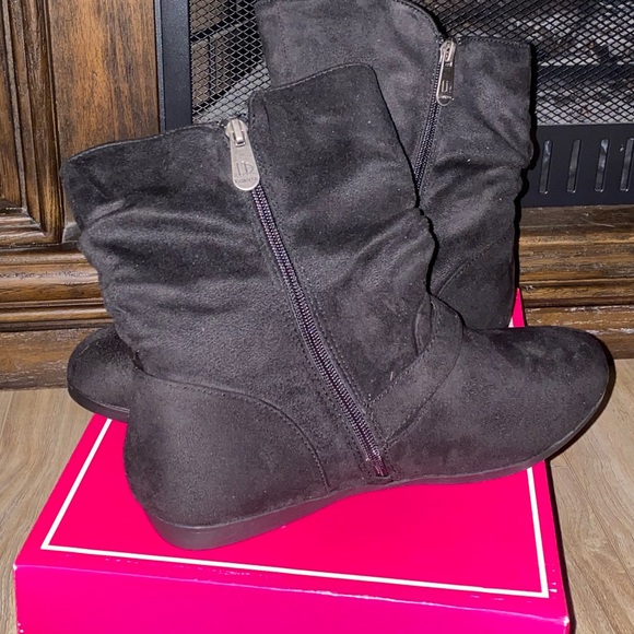 I.D. Required Brand New Black Suede Slouch Booties size 8 - Picture 5 of 9